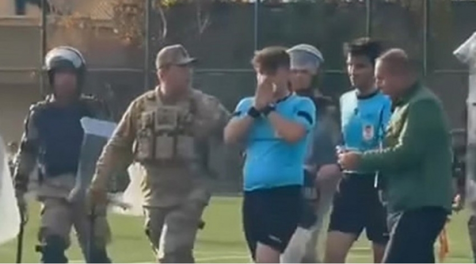 turkiyede-daha-bir-futbol-hakimi-doyulub-referinin-burnu-qirilib