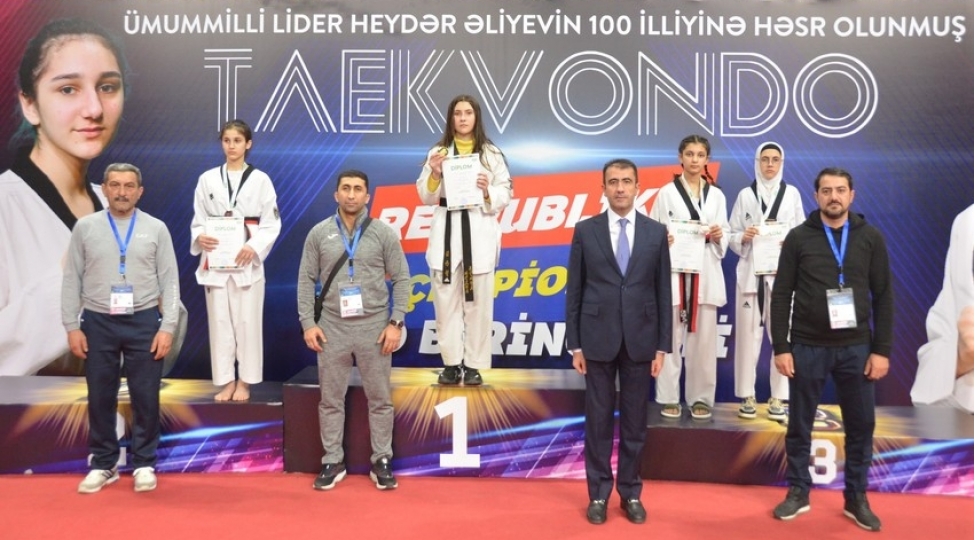 yeniyetme-taekvondochularin-olke-birinciliyinde-qalibler-mueyyenleshib