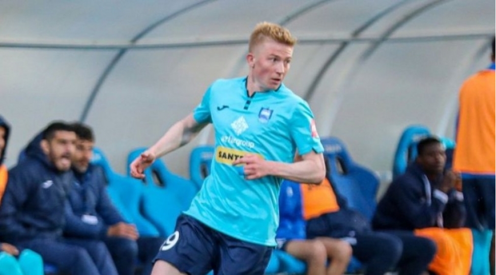 zire-ukraynali-futbolchusu-ile-yollarini-ayirib