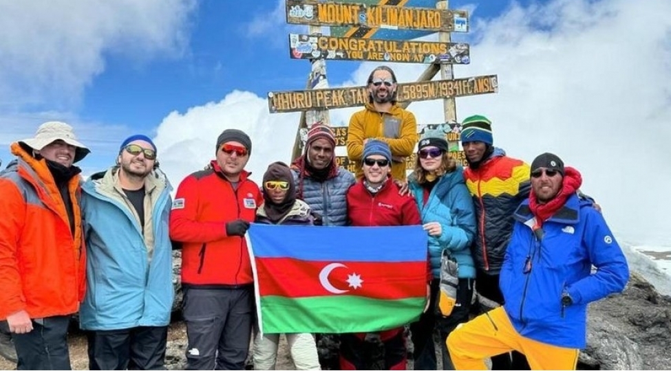 azerbaycan-alpinistleri-kilimancaro-zirvesini-feth-edibler