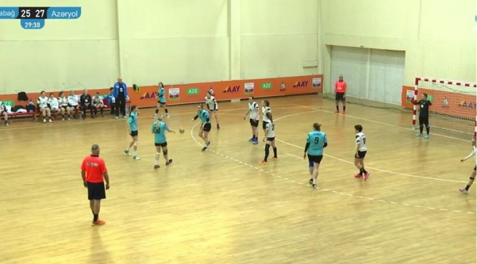 azerbaycan-hendbol-chempionati-lider-en-yaxin-izleyicisine-meglub-olub