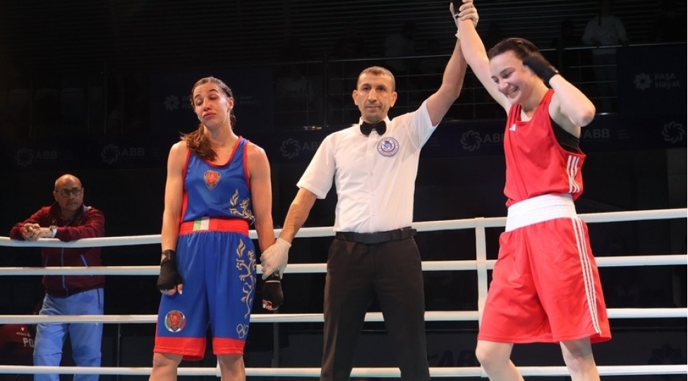 azerbaycanin-iki-qadin-bokschusu-bakidaki-turnirde-finala-vesiqe-qazanib