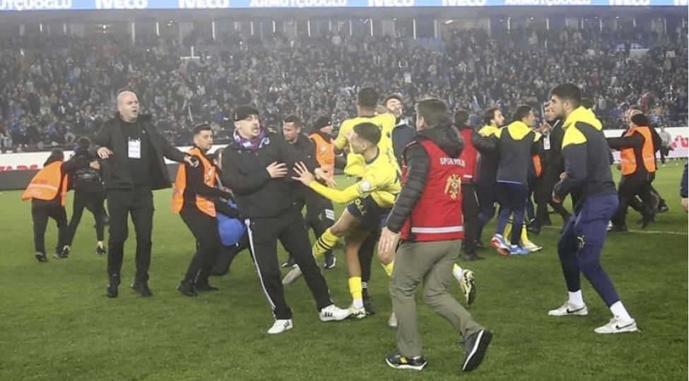 trabzonsporla-oyunda-yashananlara-gore-fenerbagchanin-iki-futbolchusu-ceza-alib
