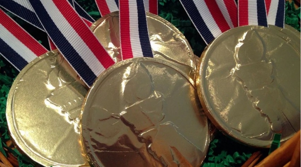 absh-nin-idmanchilarina-shokoladli-qizil-medal-verilib