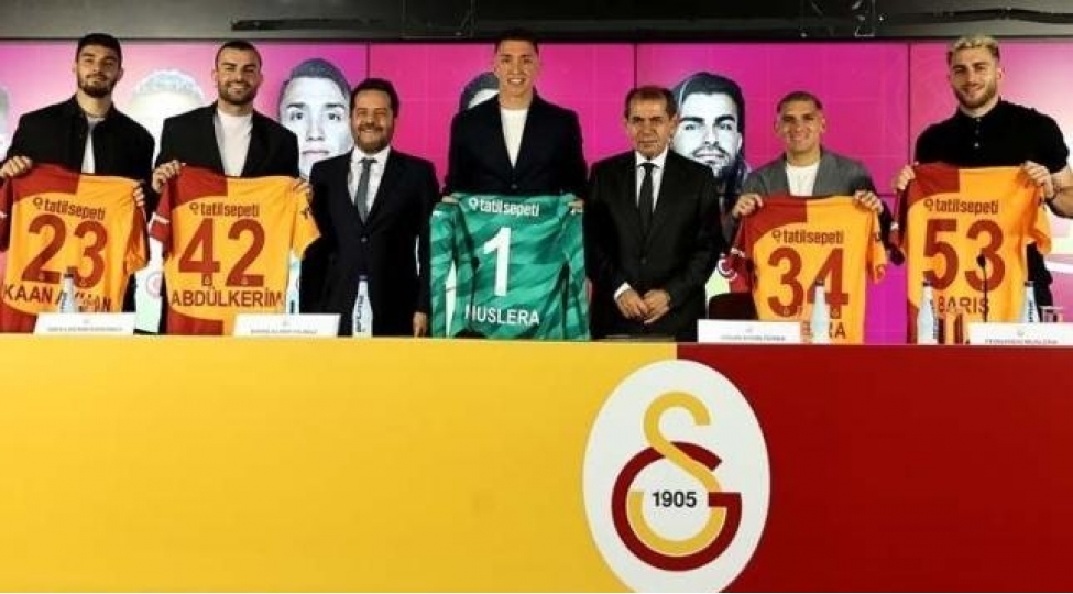 qalatasaray-5-futbolchunun-muqavilesini-uzatdi