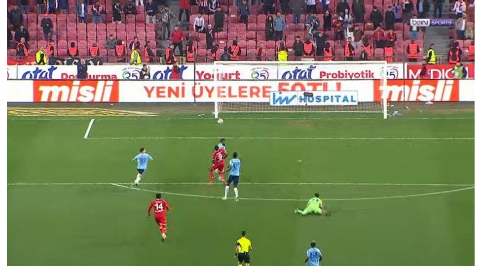 shahruddin-qapisindan-chixdi-ve-zerbeni-def-etdi-video