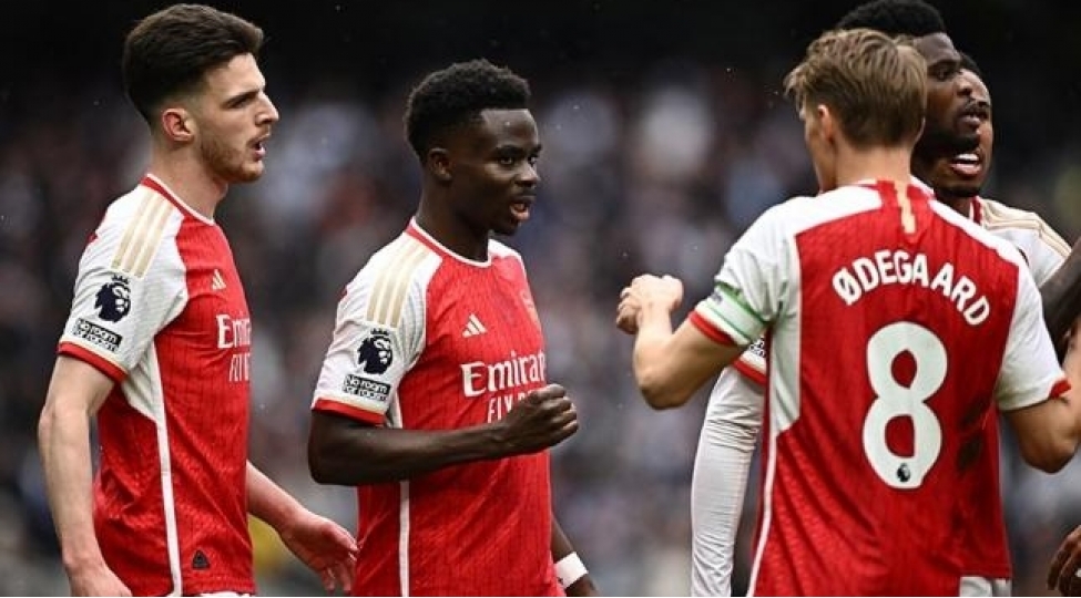 arsenal-ve-manchester-sitiden-qelebe