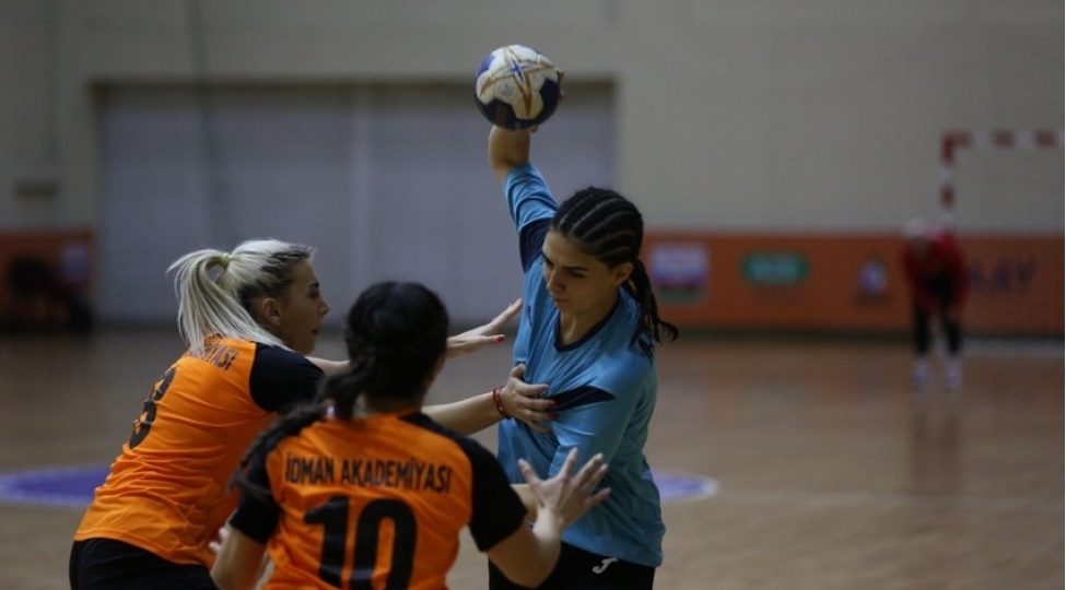 qadin-hendbolchular-arasinda-azerbaycan-chempionati-basha-chatib