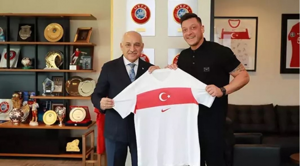 mesut-ozil-mehmet-buyukekshini-ziyaret-edib