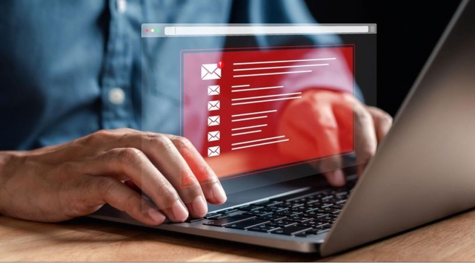 ish-yoldashinin-kartindan-ogurluq-eden-shexs-saxlanilib