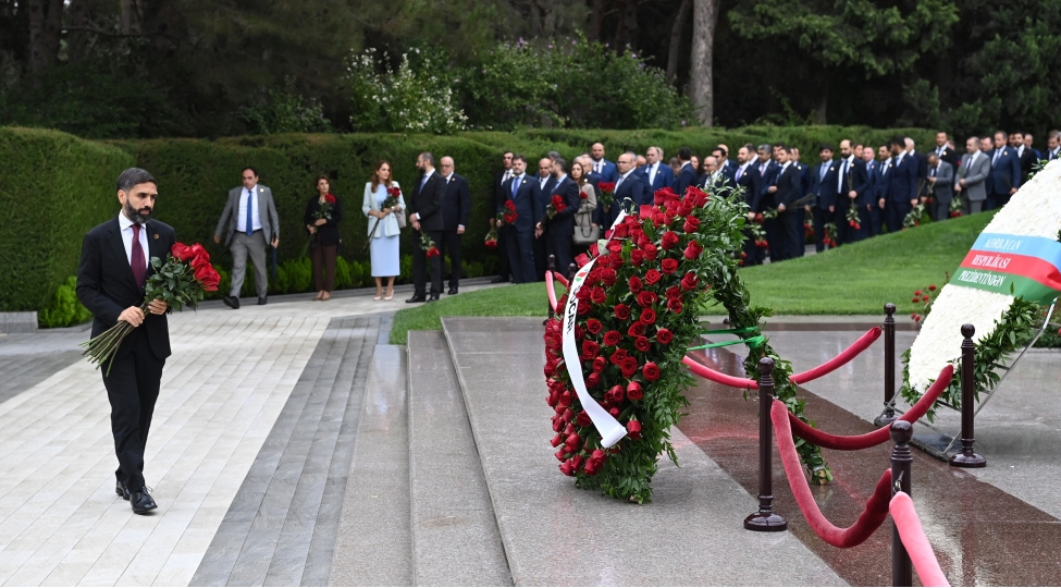 socar-in-kollektivi-fexri-xiyabani-ve-shehidler-xiyabanini-ziyaret-edib-foto-3