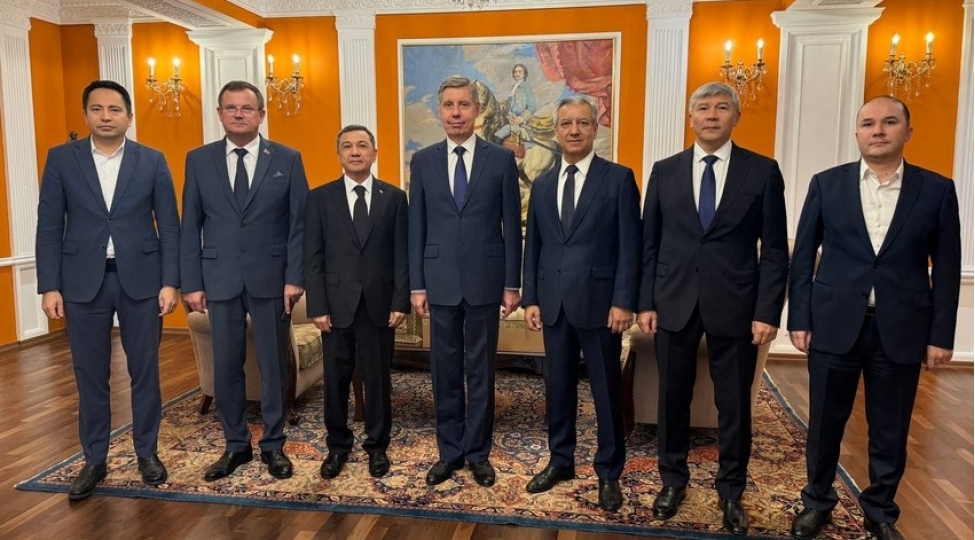 mdb-olkelerinin-diplomatik-missiyalarinin-rehberleri-bakida-gorushub