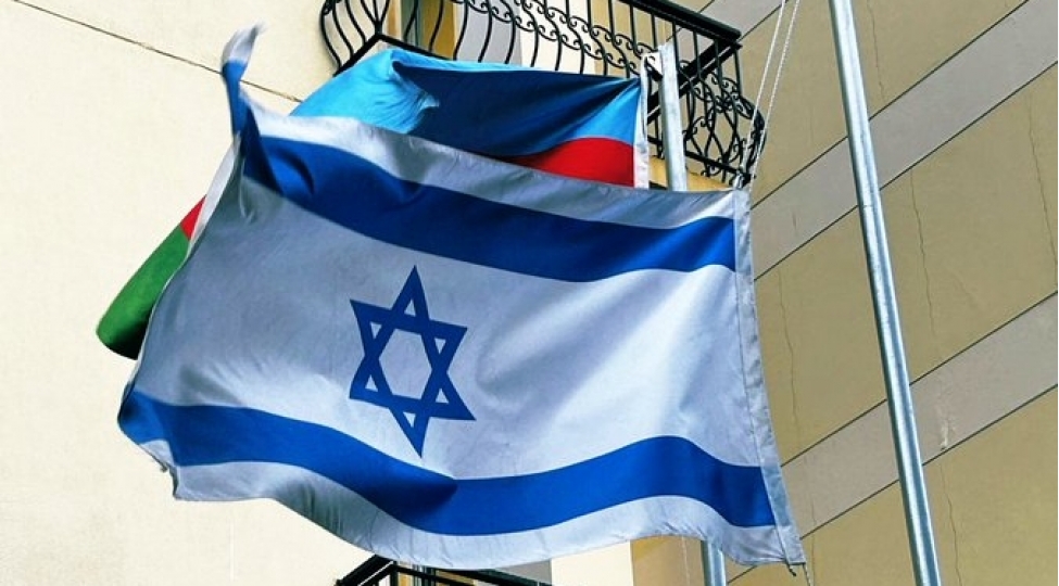 israilin-azerbaycandaki-sefirliyinde-bayraqlar-yariya-qeder-endirilib