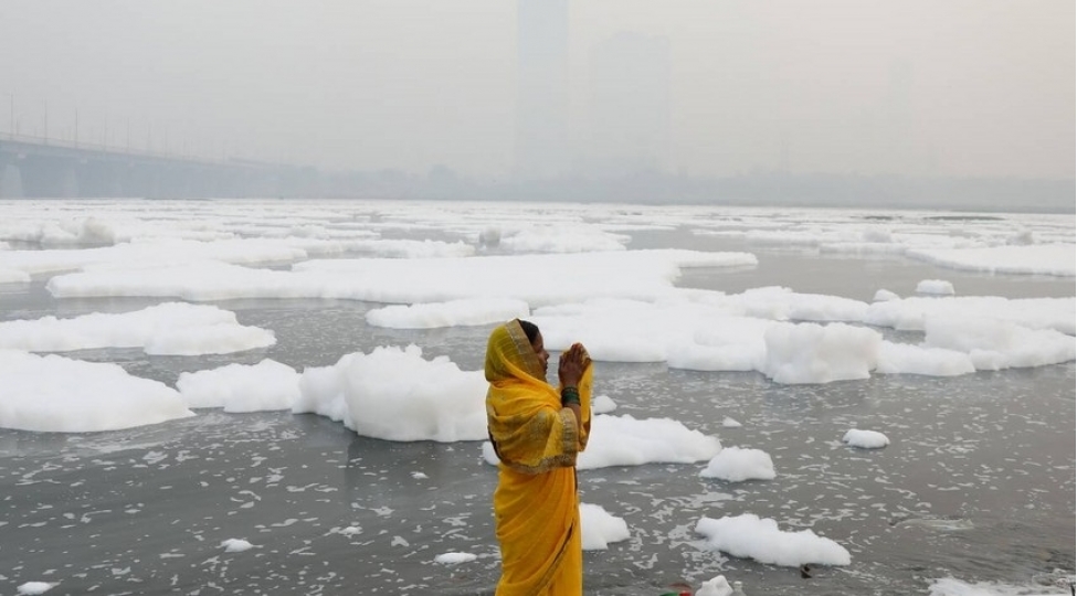 yeni-dehlide-yamuna-chayini-toksik-kopuk-ortub