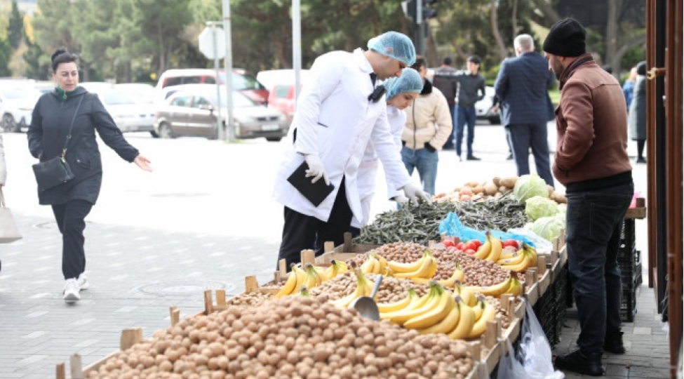 aqta-kuche-ve-yol-kenarlarinda-qida-mehsullarinin-qanunsuz-satishi-ile-mubarize-tedbirleri-genishlendirilib