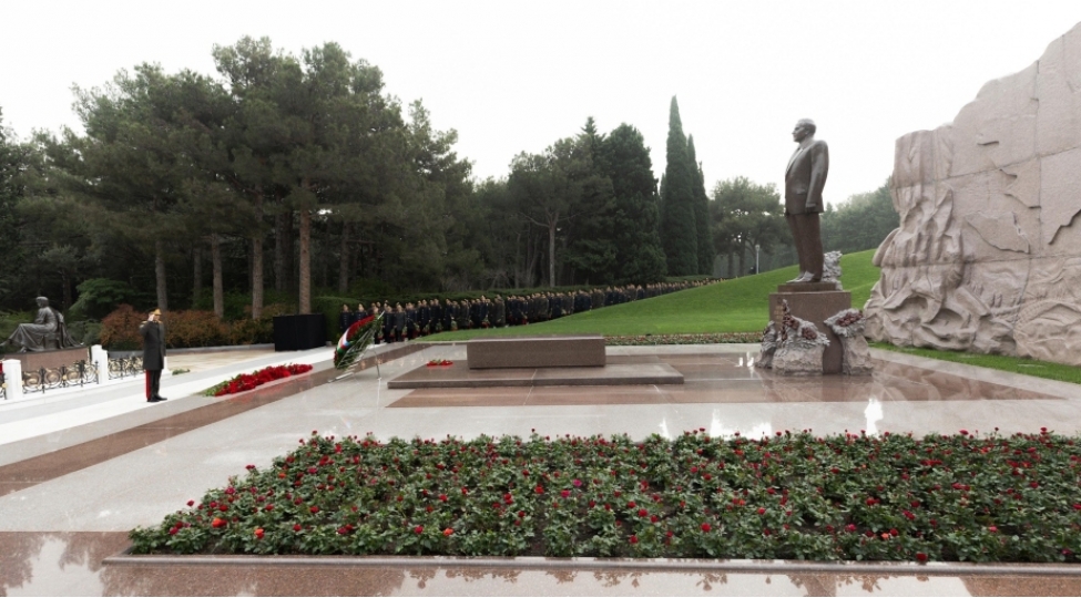 din-in-emekdashlari-fexri-xiyabanda-ulu-onderin-mezarini-ziyaret-edibler