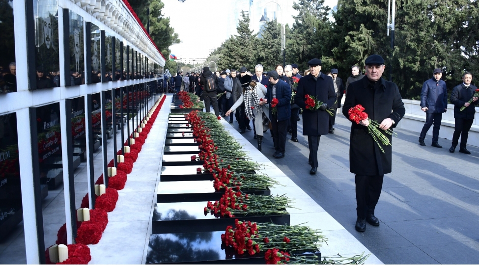 yeni-azerbaycan-partiyasinin-numayendeleri-shehidler-xiyabanini-ziyaret-edibler