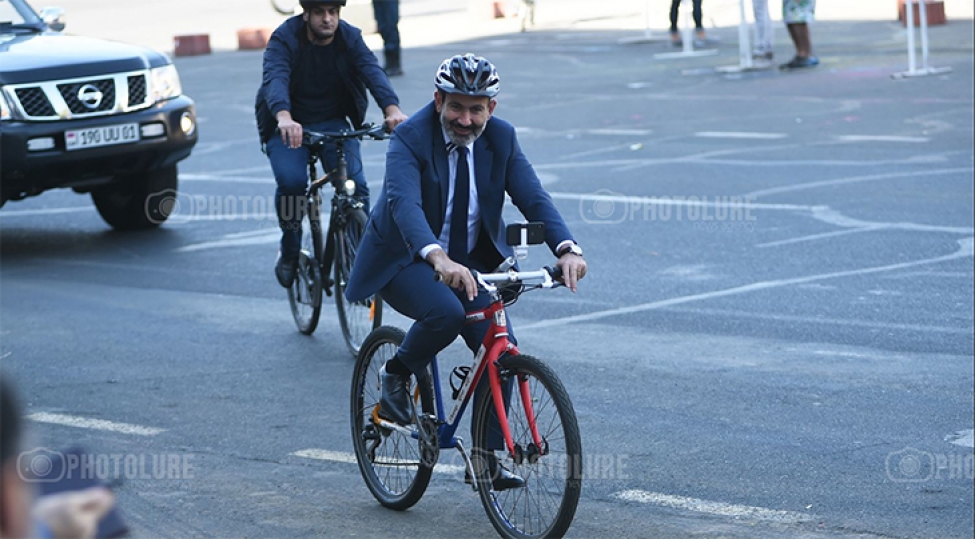 pashinyan-men-velosiped-surende-de-olkenin-qurumlari-ishleyir