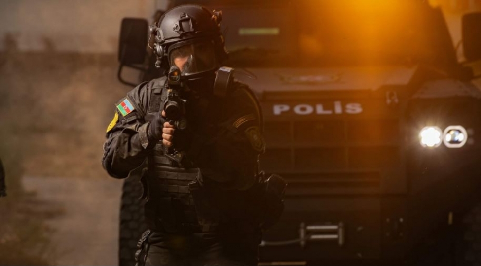 polise-silahli-muqavimet-gosteren-shexs-zerersizleshdirilib-xestexanaya-yerleshdirilib