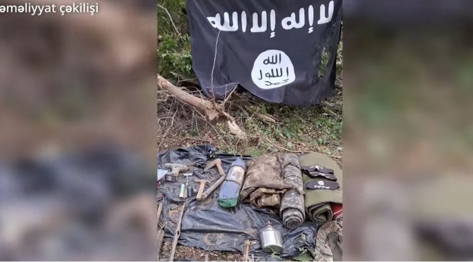 yeralti-siginacaqdan-xeyli-silah-sursat-ve-terror-teshkilatinin-simvolu-olan-bayraq-goturulub