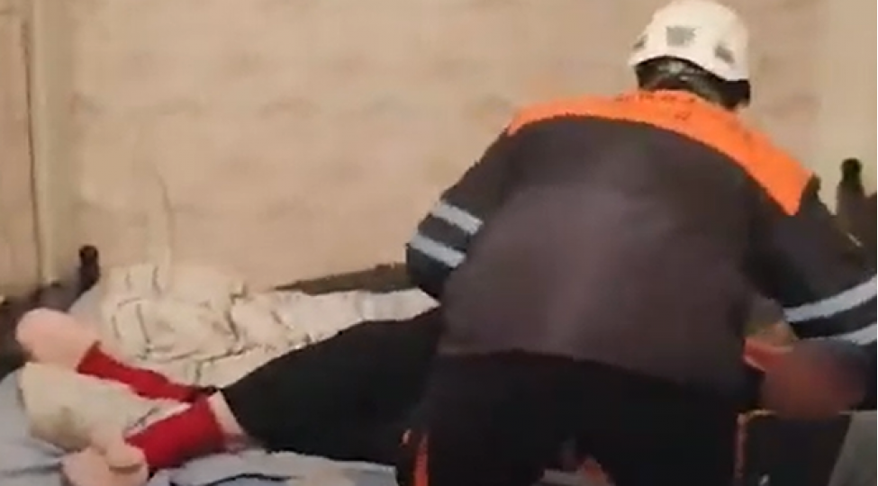 ana-ve-azyashli-oglu-olumden-son-anda-xilas-edildi-video