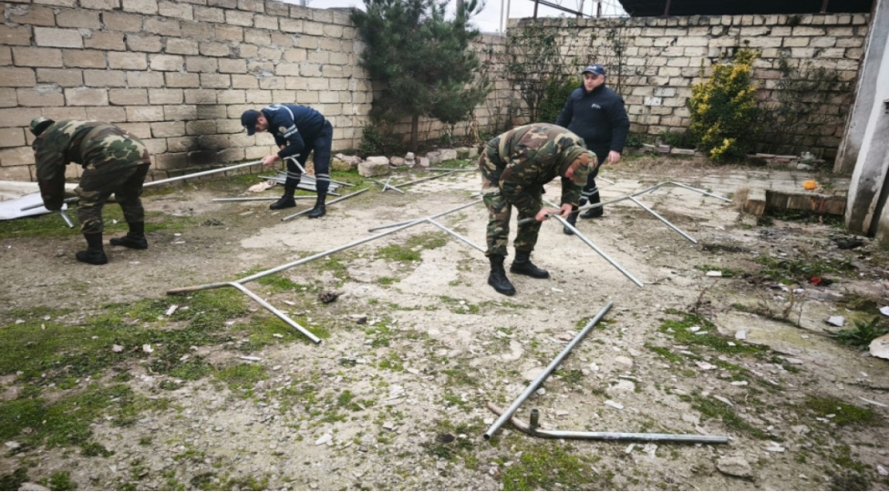 shabranda-evi-yararsiz-hala-dushen-aile-uchun-muveqqeti-chadir-qurulub