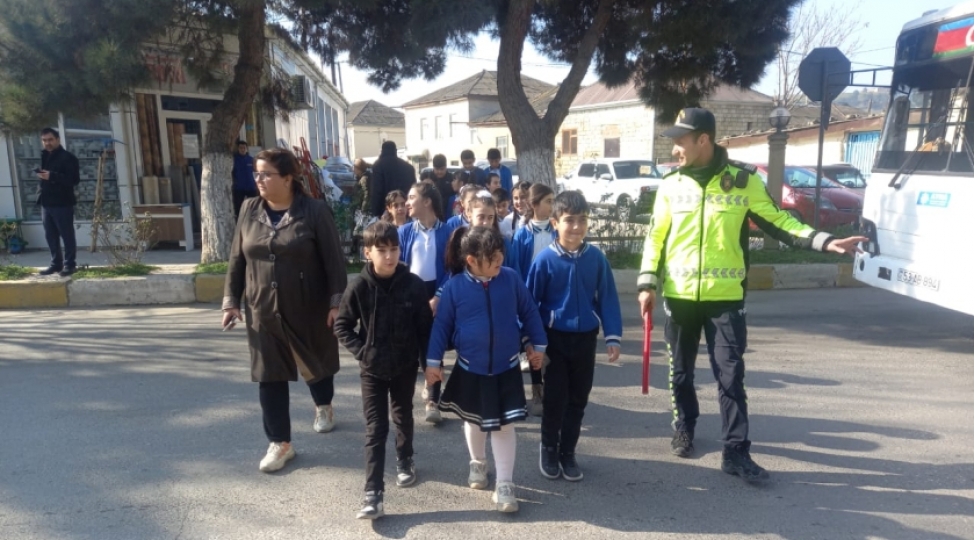 dyp-emekdashlari-shabranda-mekteblilerle-maariflendirici-gorush-kechirib