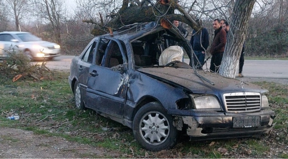 xachmazda-avtomobil-agaca-chirpilib-olen-ve-yaralanan-var