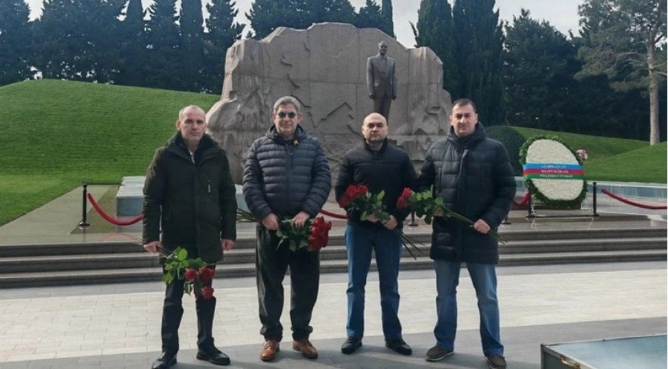 rusiyali-meshhur-radio-aparicisi-heyder-eliyevin-mezarini-ziyaret-edib