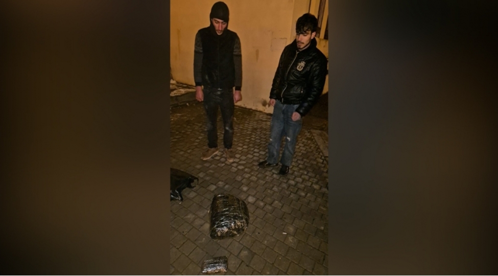 polis-sebail-rayonunda-saxladigi-narkokuryerlerden-3-kiloqramdan-chox-narkotik-vasite-goturub