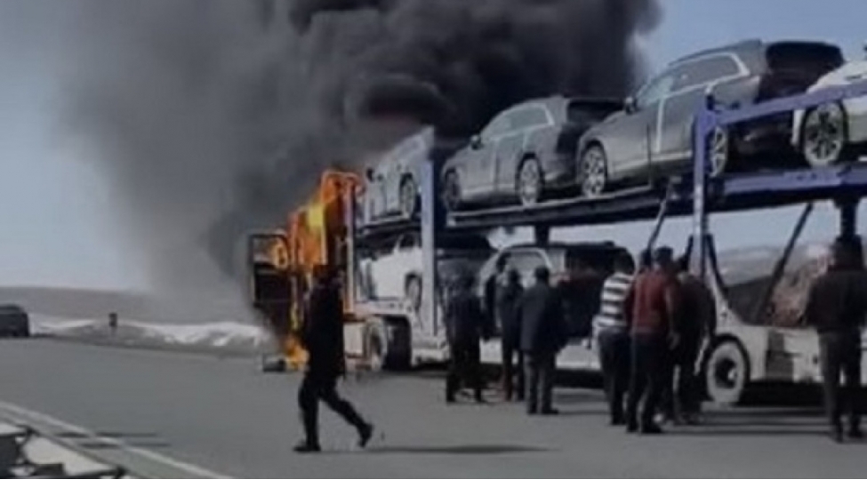 baki-quba-yolunda-qoshquda-aparilan-5-toyota-yanib