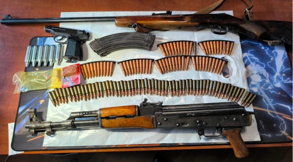 bakida-74-yashli-shexsin-evde-gizletdiyi-xeyli-silah-sursat-tapilib