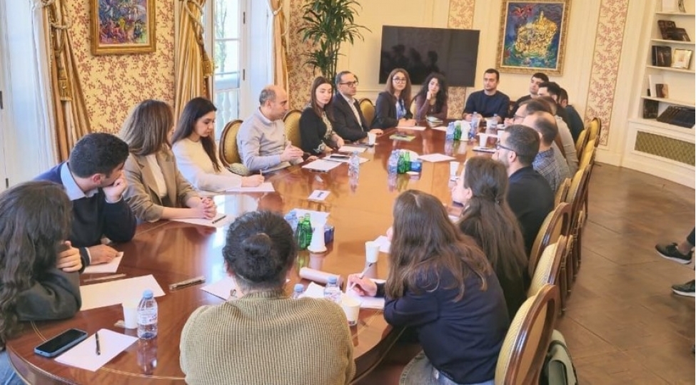 emin-emrullayev-qerbi-avropa-olkelerinde-tehsil-alan-azerbaycanli-telebelerle-gorushub