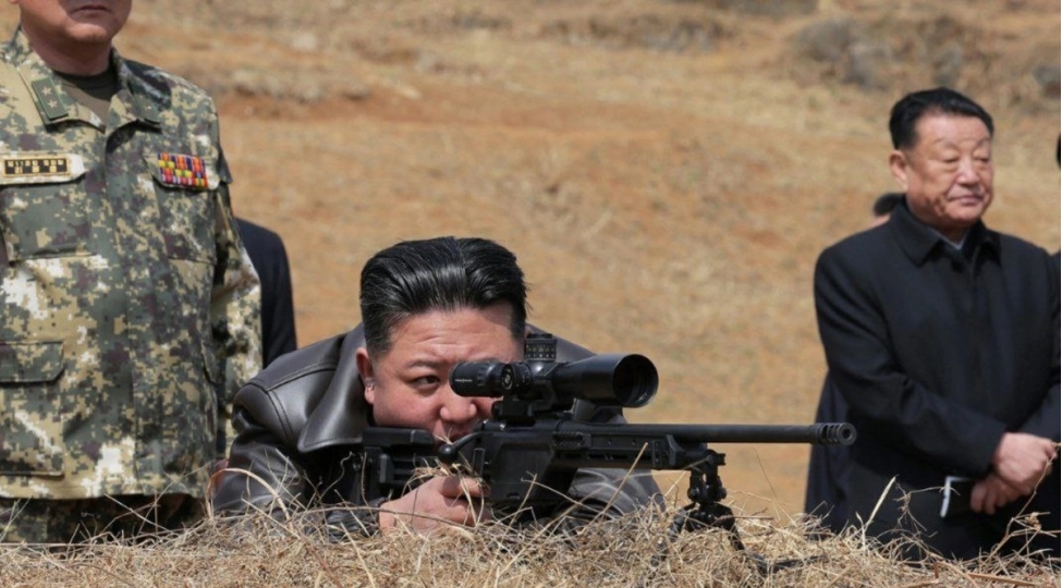 kim-chen-in-yeni-snayper-tufengini-sinaqdan-kechirib