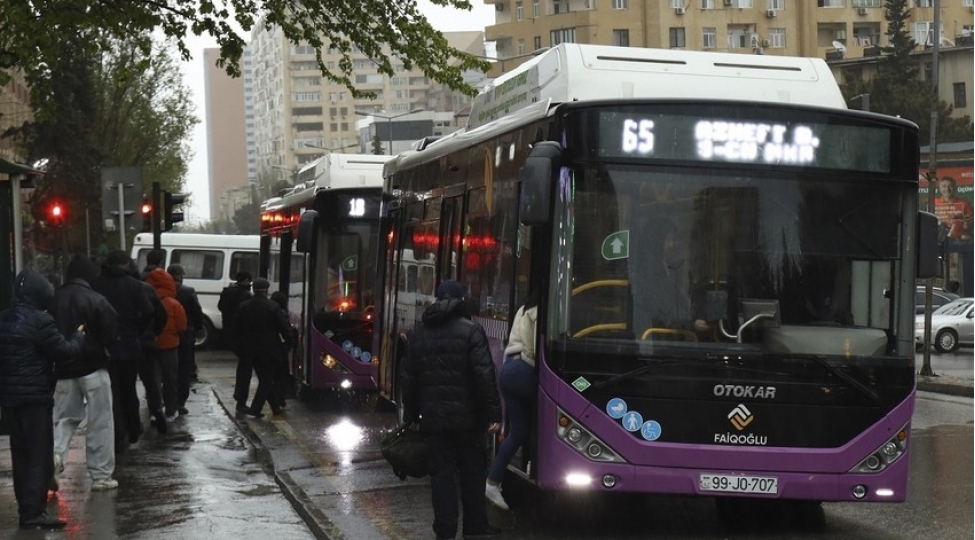 ayna-butun-marshrutlar-uzre-xetlere-avtobuslar-buraxilib