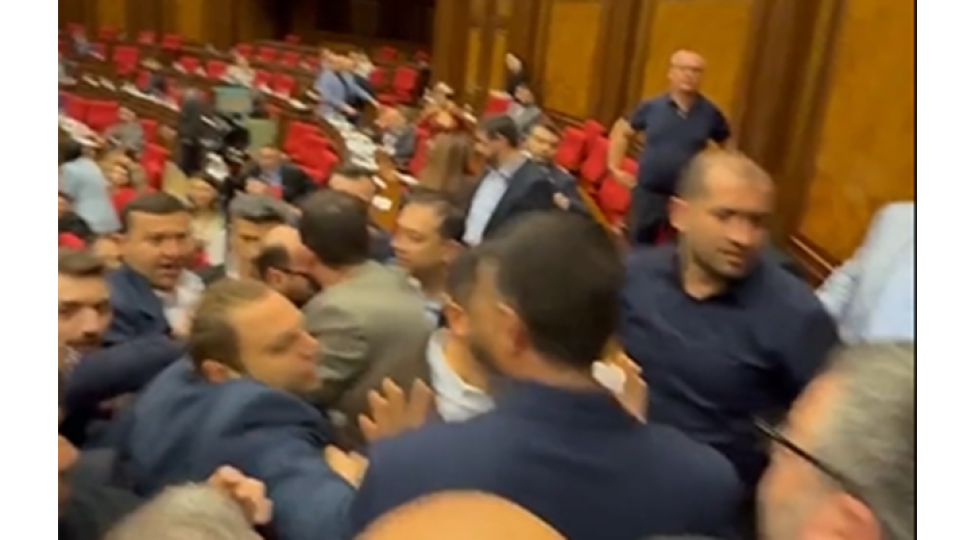 ermenistan-parlamentinde-dava-dushdu-video