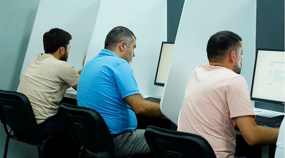 imtahanda-ishtirak-uchun-1-560-taksi-surucusu-qeydiyyatdan-kechib