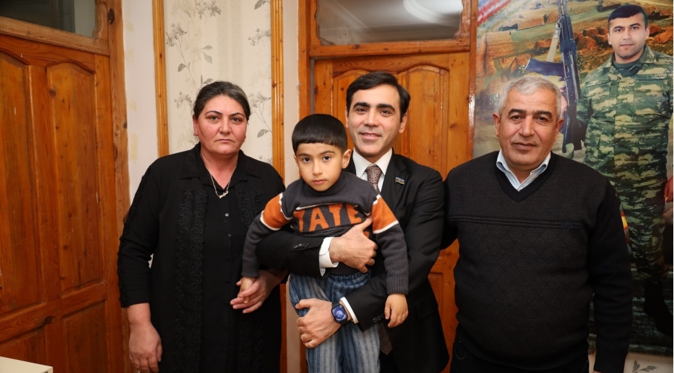 anar-memmedov-shehidin-ailesini-ziyaret-edib
