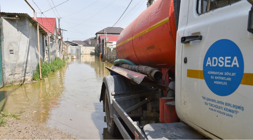 shaganda-drenaj-xetti-chekilir-bine-qesebesinde-kucheler-sudan-temizlenir-fotovideo