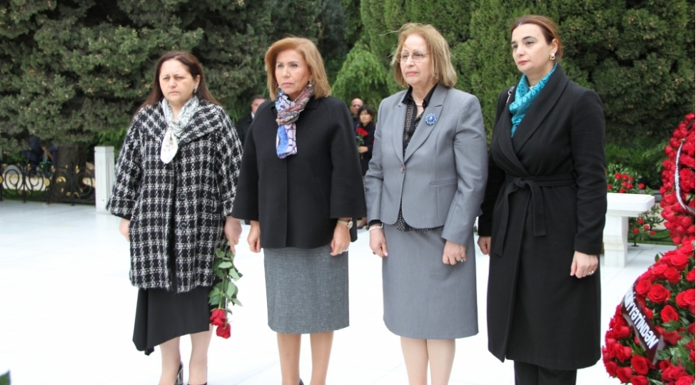 dovlet-komitesinin-kollektivi-fexri-xiyabani-ziyaret-edib-2