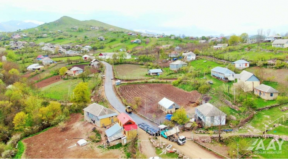 gedebeyde-19-yashayish-menteqesini-birleshdiren-avtomobil-yollari-yeniden-qurulur-video