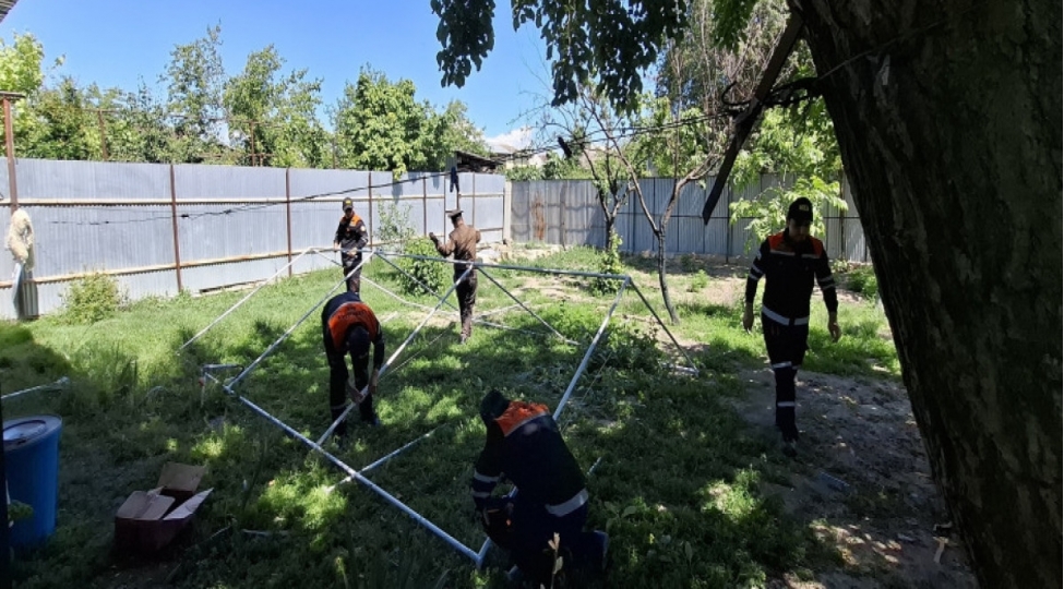 mingechevirde-evi-yararsiz-hala-dushen-aileye-muveqqeti-yashayish-uchun-chadir-qurulub-video