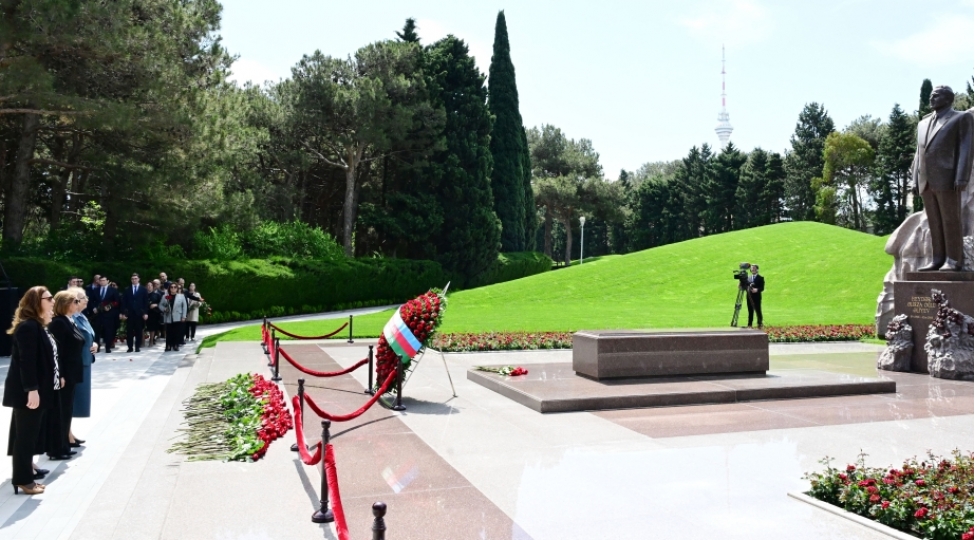 dovlet-komitesinin-kollektivi-umummilli-lider-heyder-eliyevin-mezarini-ziyaret-edib