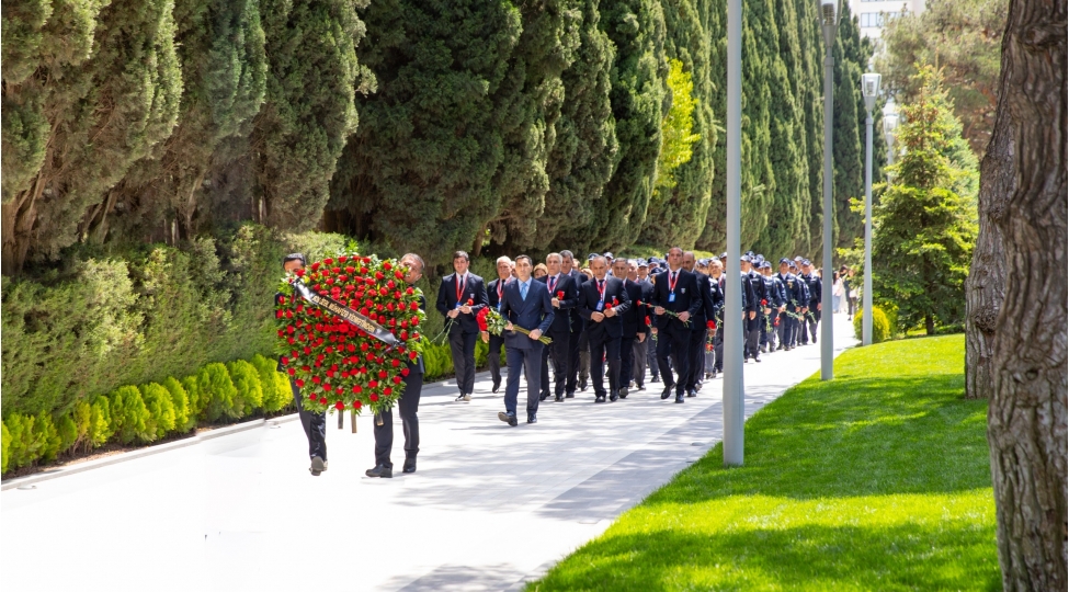 sos-mmc-nin-kollektivi-fexri-xiyabanda-ulu-onderin-eziz-xatiresini-ehtiramla-yad-edib-fotovideo