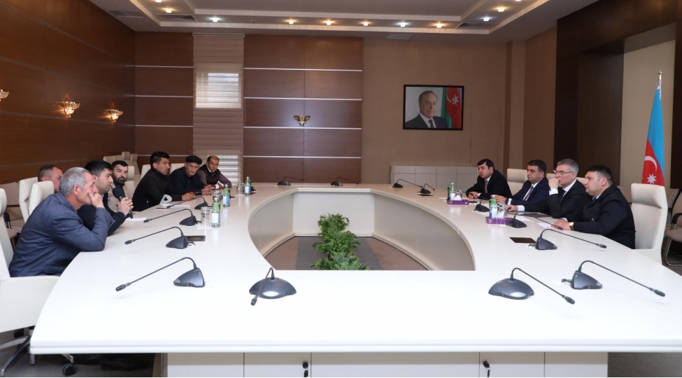 azeriqazin-bash-direktoru-qebelede-vetendashlari-qebul-edib-foto