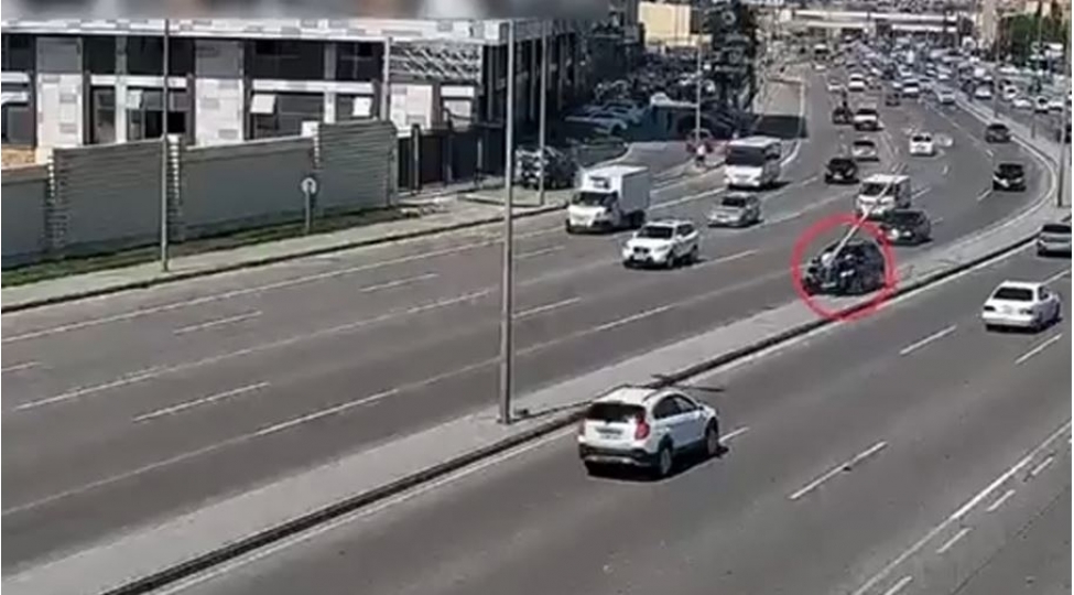 yol-qezalarinin-esas-sebeblerinden-biri-sukan-arxasinda-mobil-telefondan-istifadedir