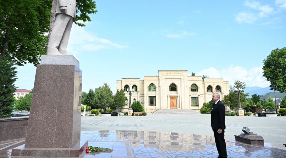 prezident-ilham-eliyev-umummilli-lider-heyder-eliyevin-ismayillisheherinin-merkezinde-ucaldilmish-abidesini-ziyaret-edib