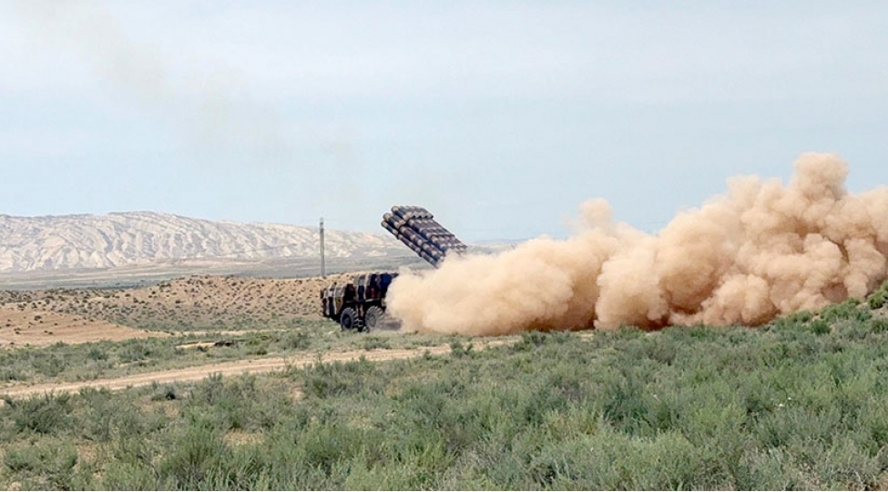 raket-ve-artilleriya-qoshunlarinin-reaktiv-sistemli-bolmesinin-telimi-kechirilib-video