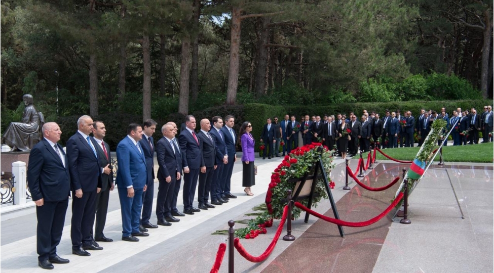 dovlet-su-ehtiyatlari-agentliyinin-kollektivi-umummilli-liderin-mezarini-ve-shehidler-xiyabanini-ziyaret-edib
