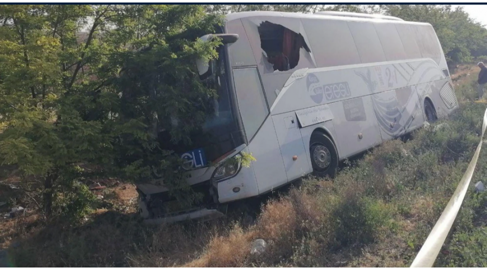sernishin-avtobusu-qezaya-ugrayib-olen-ve-choxlu-sayda-xesaret-alan-var